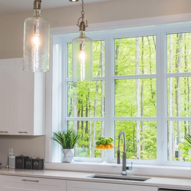 Casement window with muntin, hybrid aluminum exterior / PVC interior
