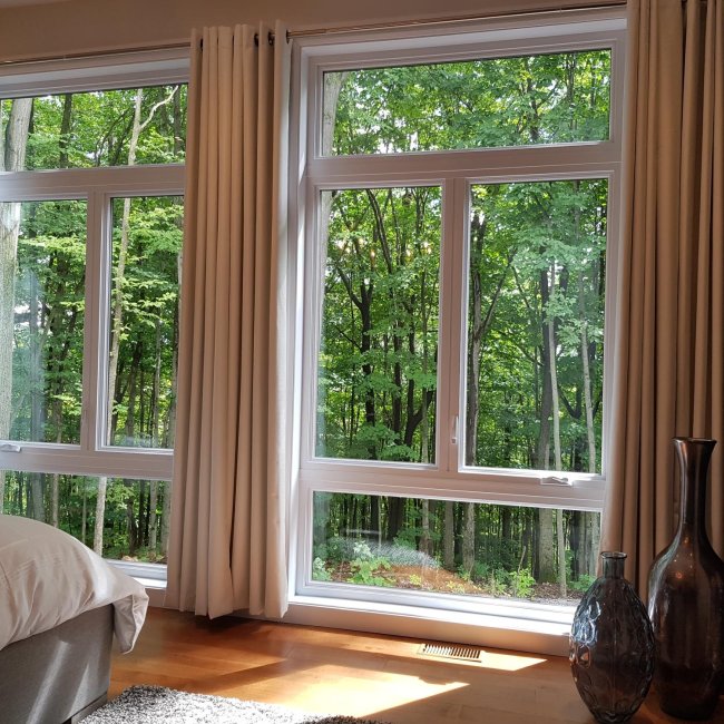 Casement window with upper and lower transoms
