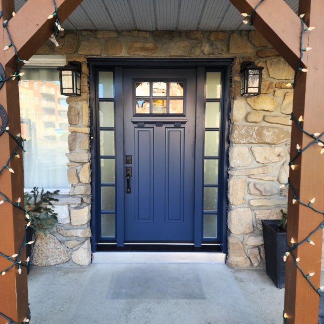 Victoria ocean-blue door with muntin in the door and sidelights
